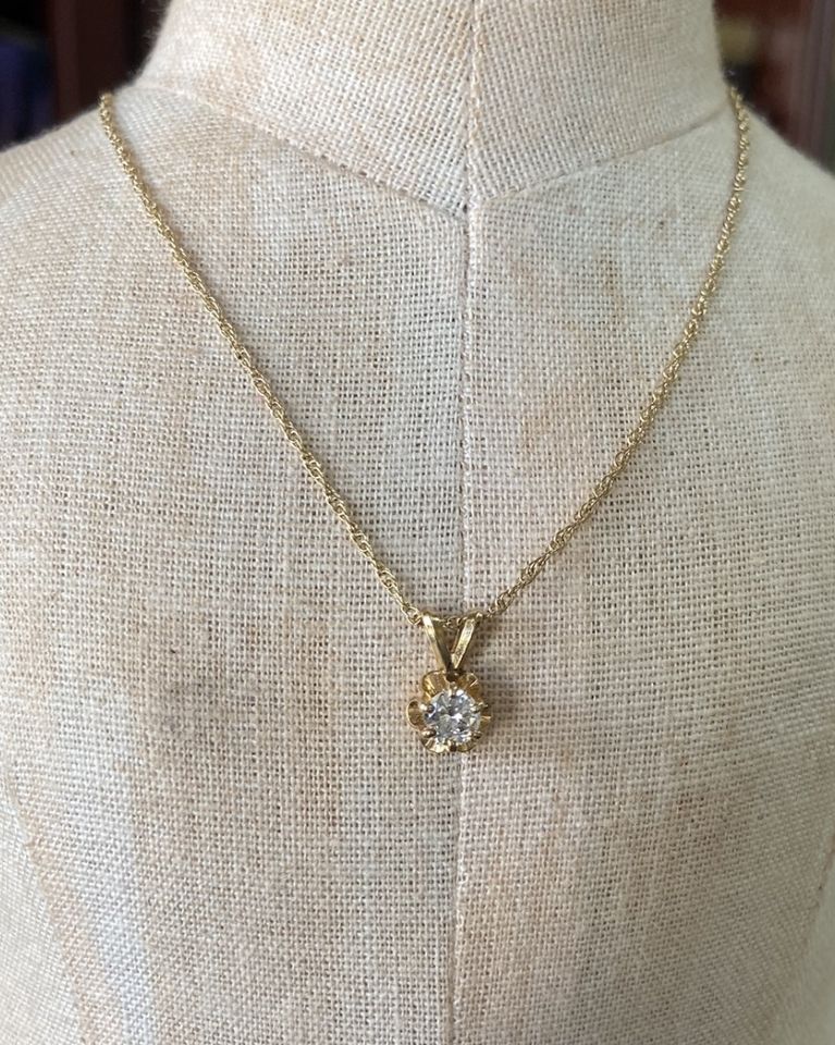Classic Buttercup Set Diamond Pendant