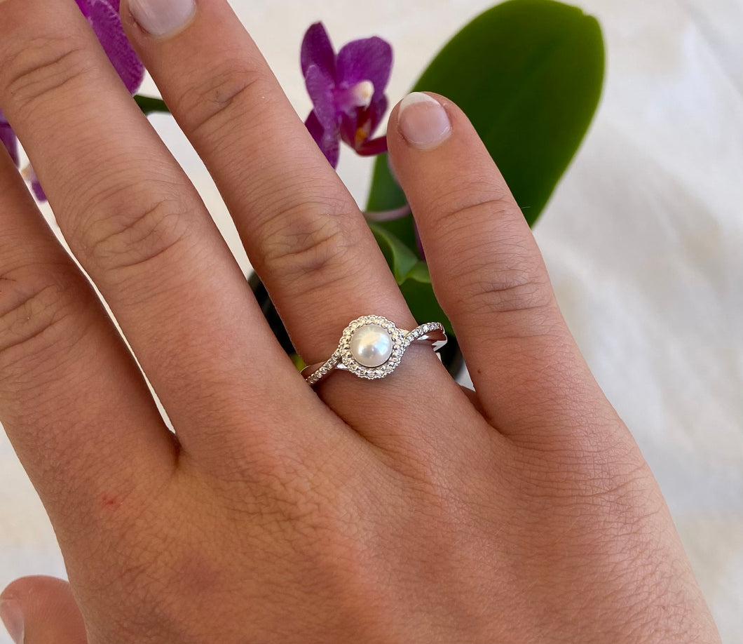 Pearl Ring with a Halo of Diamonds and Diamonds in the Band